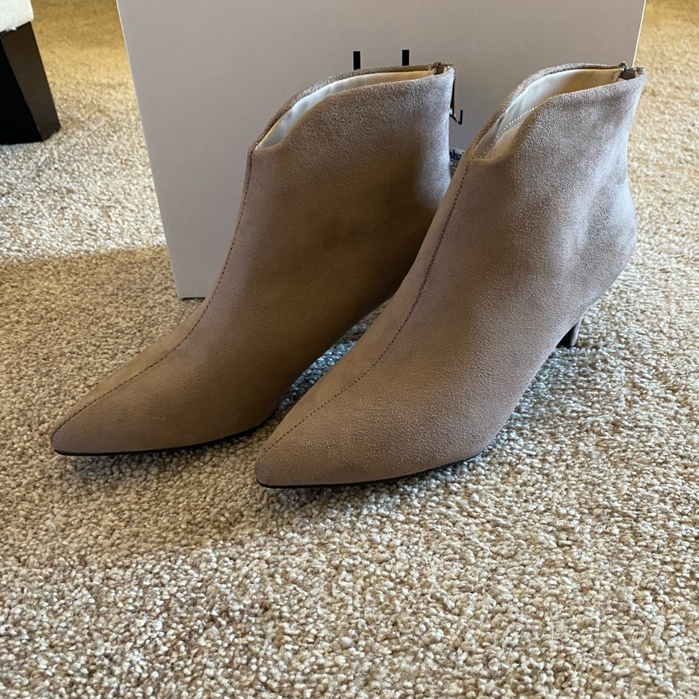 🔵 HALSTON Taupe Suede Booties
